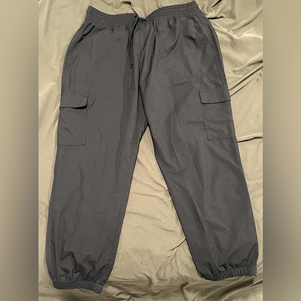 Old Navy Athletic Pants cargo pockets on sides. Stretchtech Dry Quick. Sz: L